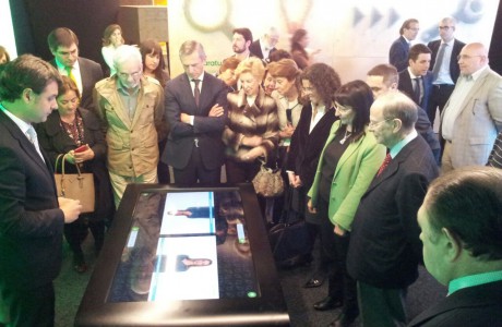 Multitouch Table XTable de DigaliX en la Exposición Héroes ocultos. Inventos geniales. Objetos cotidianos. Bilbao