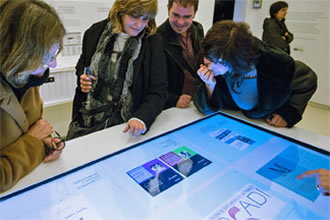 Exposició “Cents anys d’estudis i professió bibliotecària” al Palau Robert amb la taula interactiva multitouch de DigaliX com a dispositiu