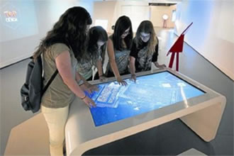 la mesa interactiva Interactive Table Multitouch XTable, herramienta para educación