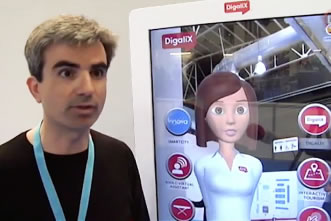 Toni Mayorgas en la feria Innova con la asistente virtual XHolo Lola