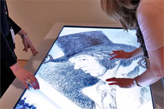 Las mesas multitáctiles permiten profundizar en las obras de arte, viendo las pinturas al detalle