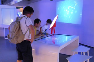 Tenemos experiencia en el sector museístico con pantallas y mesas interactivas que acercan las obras al visitante