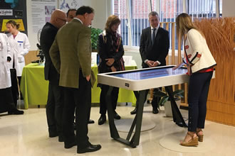 El lehendakari Íñigo Urkullu ve una demostración del funcionamiento de la mesa interactiva XTable en Tknika.