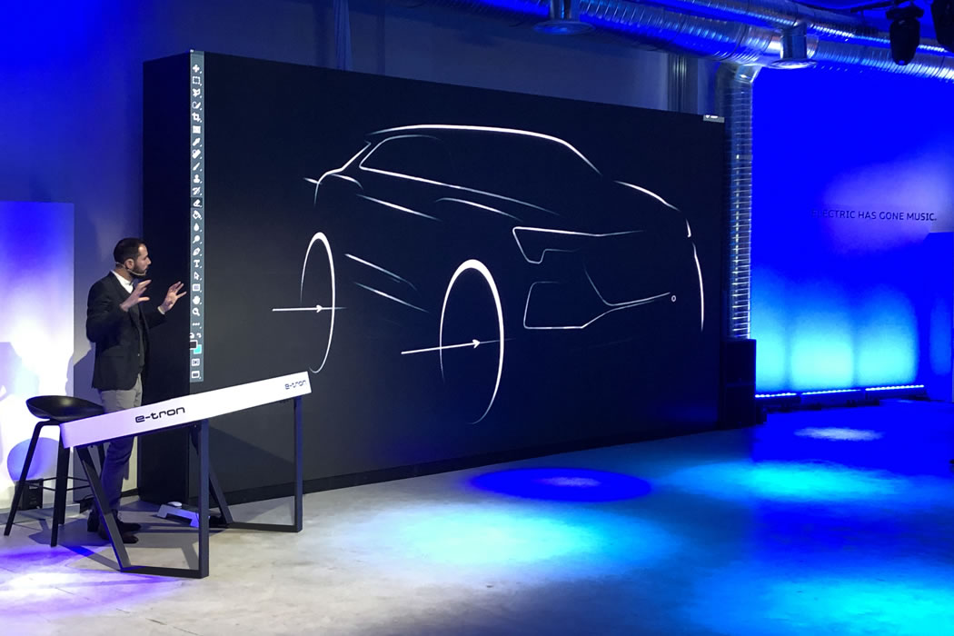 Presentación del Audi e-tron con mesa interactiva multitouch XTable como mesa de dibujo interactiva