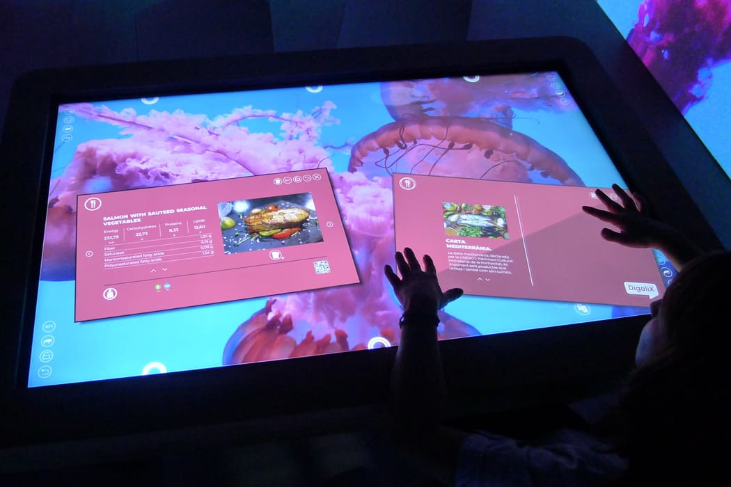 Restaurante del futuro con software XTable para mesa interactiva