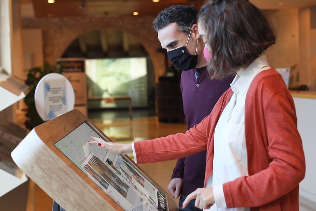 Digitalización en turismo con mesa interactiva XTable y webapp interactiva