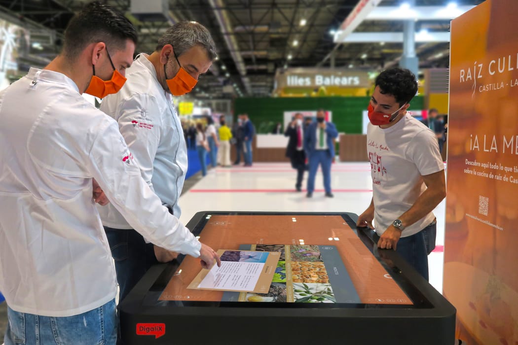 Los chef estrella de Castilla La Mancha con la mesa interactiva para restaurante XTable