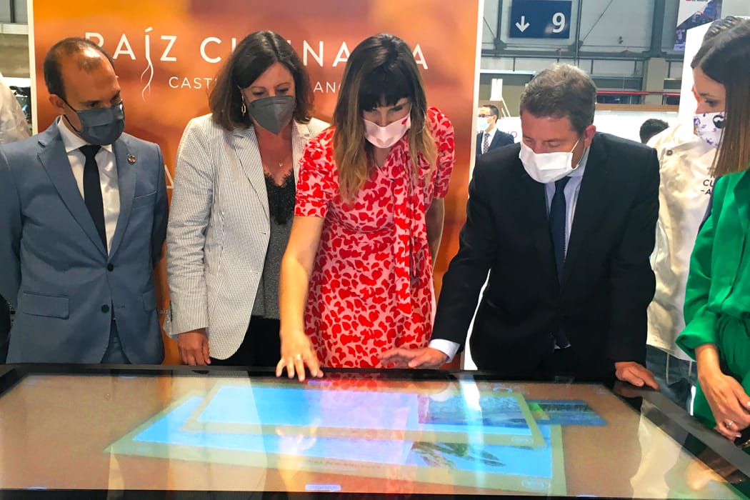 Rozalén, embajadora de Turismo CLM, prueba la funcionalidad de XTable mesa interactiva