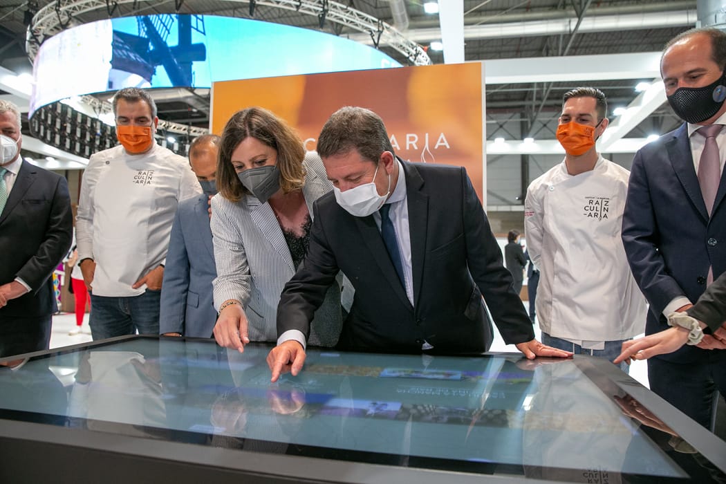 García Page con la mesa interactiva de restaurante XTable en el stand de Fitur