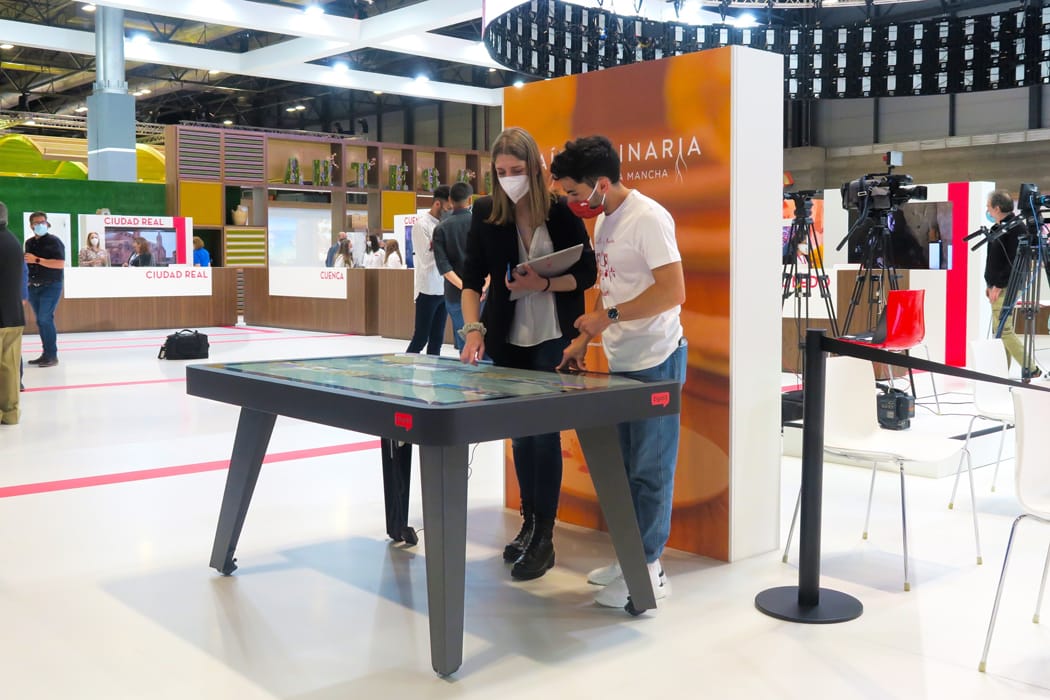 Taula interactiva XTable a Fitur per a Turisme de Castilla La Mancha