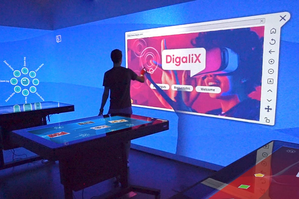 Mesas Interactivas XTable para trabajo multiusuario en aula inmersiva.
