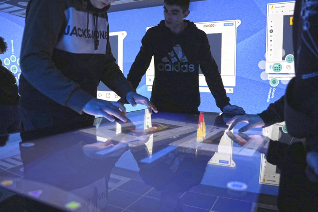 Immersive Interactive Classroom to promote collaborative learning based on challenges