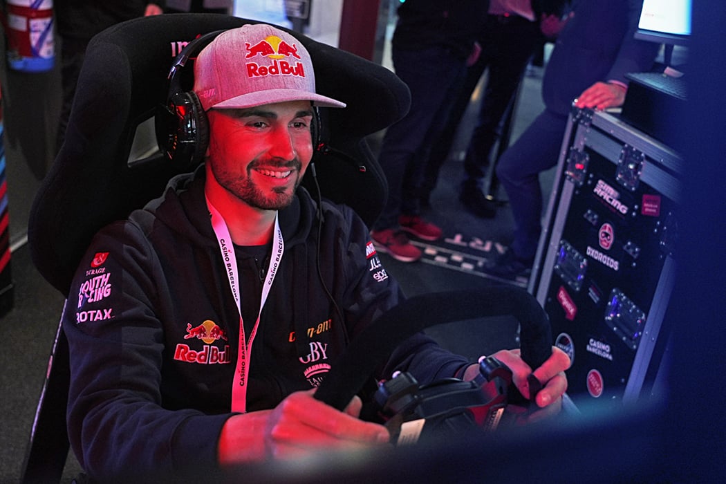 Oriol Vidal, subcampeón Rally Dakar 2023, compitiendo en simracing by let room.