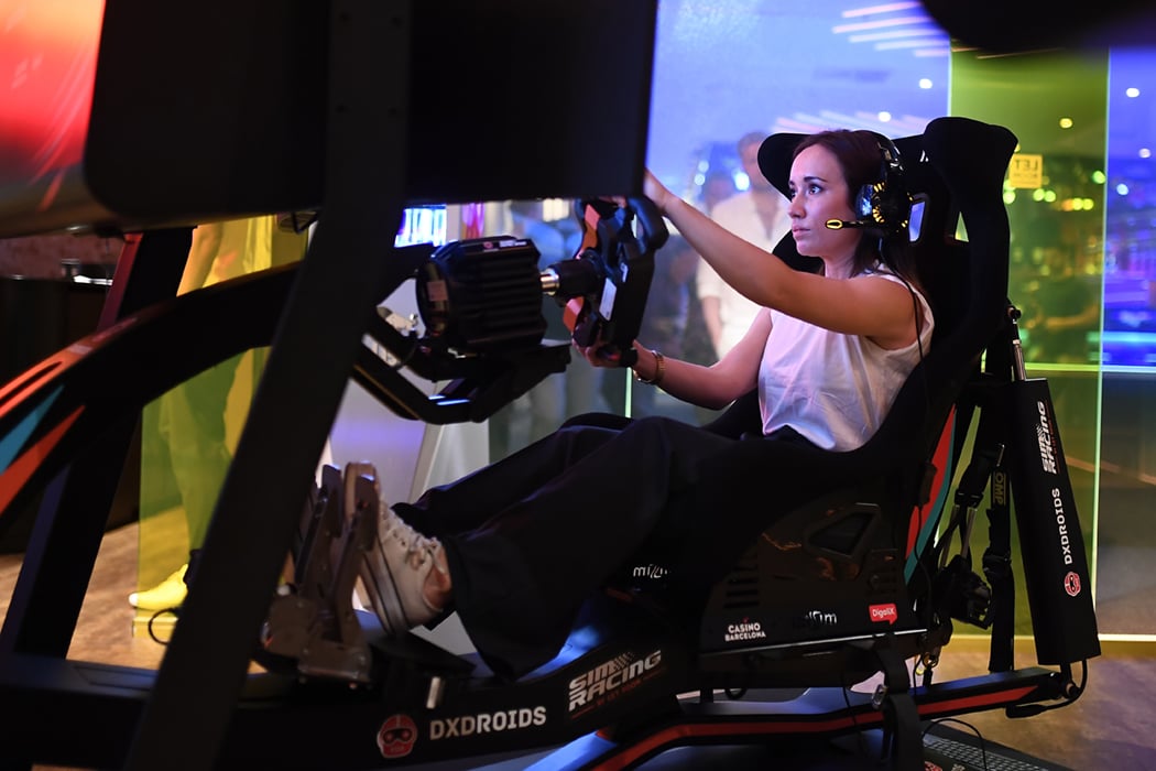 Natacha Alfageme, periodista especializada en motorsport, en la sala simracing by let room de Casino Barcelona.