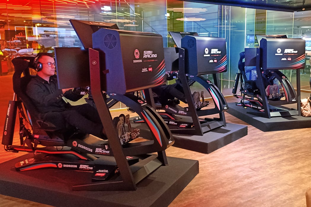DigaliX i Casino Barcelona inauguren la primera sala de Simracing amb simuladors professionals.