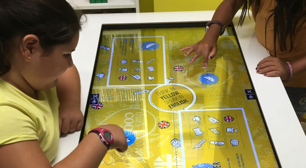 Aprende inglés en la academia That’s Cool con la mesa interactiva XTable.