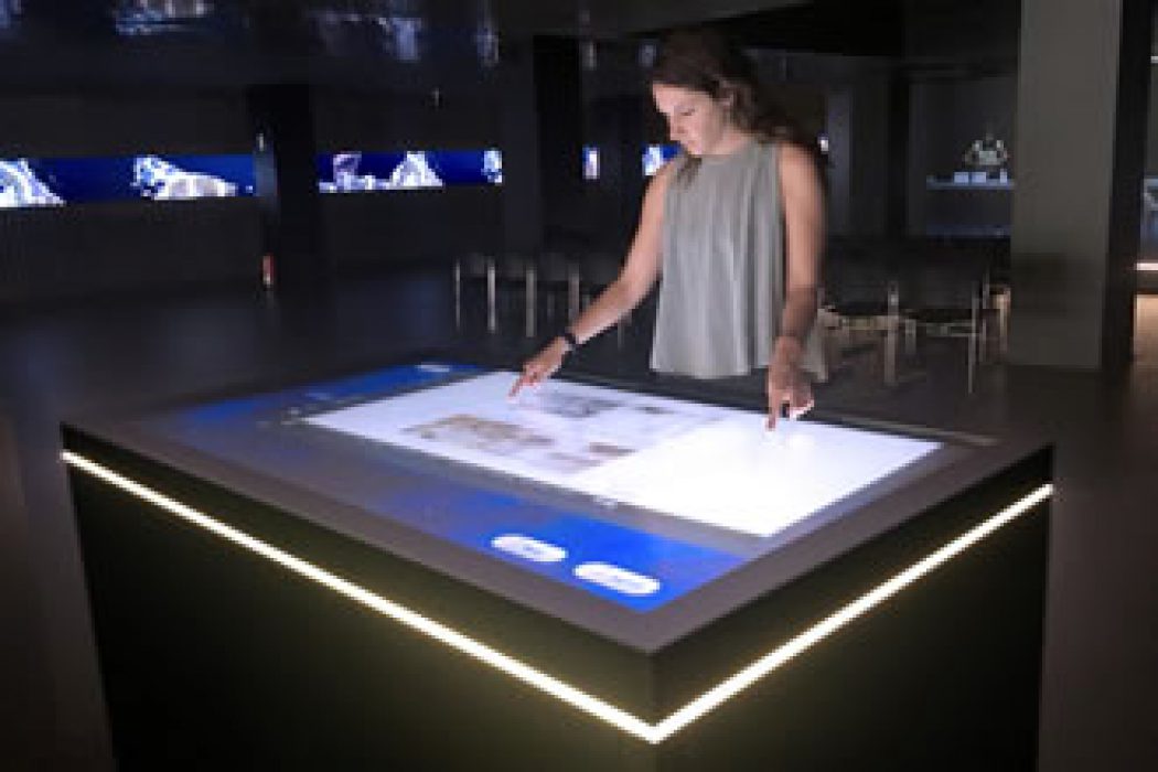 Tables and interactive screens in the Roca Gallery centers to explain the history and values of the brand